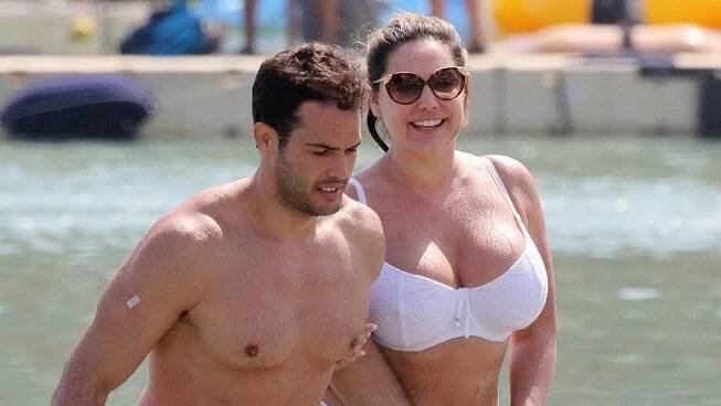 Modelka s přírodními pětkami Kelly Brook se bude vdávat: Vezme si tohoto fešného Itala