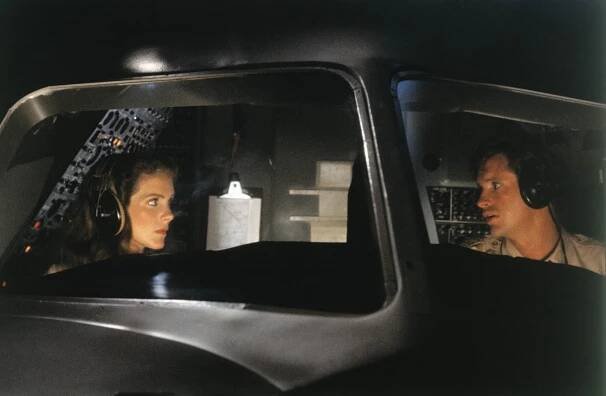 Robert Hays and Julie Hagerty in Pripoutejte se, prosím! (1980)
