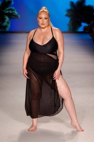 Dcera nejznámějšího plavčíka šla také do plavek. Hayley Hasselhoff je úspěšná plus size modelka
