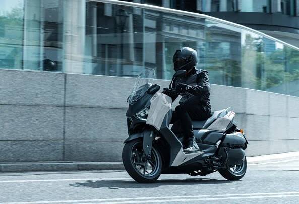 Yamaha XMAX 300 Tech MAX+ 2025 Ceramic Grey (29)