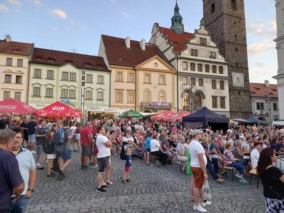 Klatovy žijí poutí, nechyběl průvod s obrazem ani heligonky a stánky