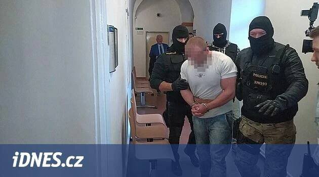 Případ vraždy a posypání Číňanky žíravinou na privátu míří k soudu, muže viní z dalšího zločinu