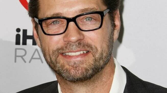 Herec Jason Priestley oslaví 51. narozeniny. Seriálový Brandon se vizáží výrazně proměnil | Život v Česku