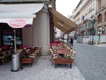 Majitelé restaurací v centru Prahy kritizovali omezení zahrádek