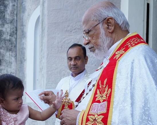 File:Mar George Alencherry blessing a child.jpg - Wikimedia Commons