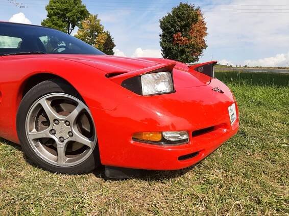 Pravým americkým sporťákem po Jeseníkách. Kultovní Corvette se během jízdy umí rozbít i opravit
