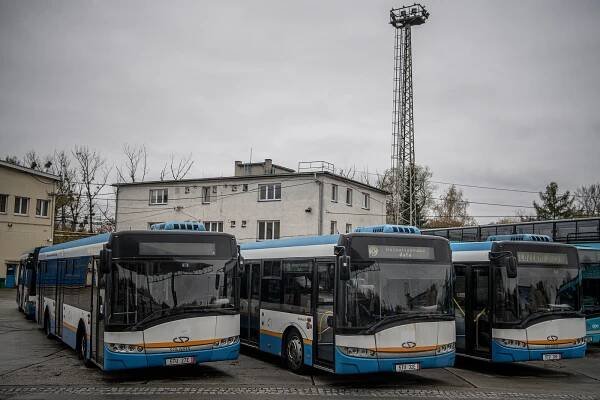 VIDEO: Řidiči z Ukrajiny si z Ostravy odvezli autobusy, daroval je DPO