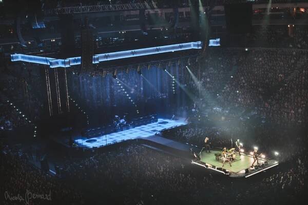 Kabát vzal fanoušky vyprodanými O2 arenami až k Satanovi. Na pódium lítaly i podprsenky - musicserver.cz