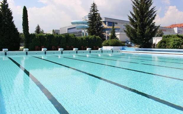 Příbram uvažuje o zastřešení venkovního bazénu, nahradil by zavřený akvapark (www.pribram.cz)