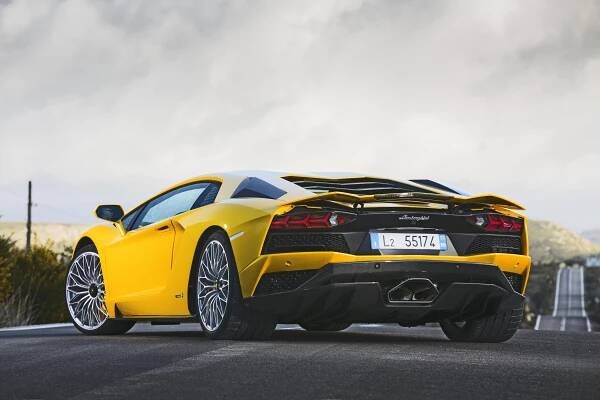 Lamborghini Aventador S: Podrobné specifikace vozidel & Interaktivní nástroj pro srovnání