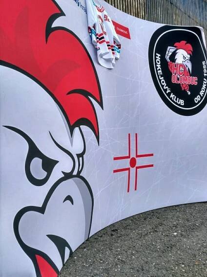 Fanoušci Hanákům. Vedení klubu převzalo šek na peníze vybrané sbírkou | HC Olomouc