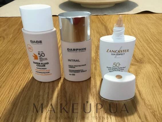 Ochranný krém proti skvrnám na obličej - Lancaster Sun Perfect Sun Perfecting Fluid SPF 50 | Makeup.cz