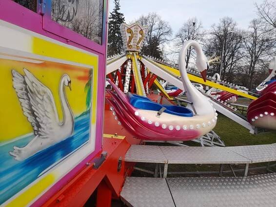 Lunapark otevřel sezonu v centru Hradce Králové. Zábava potrvá i po Velikonocích