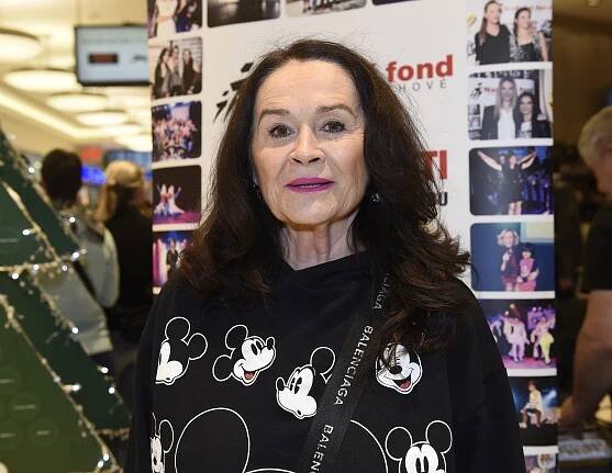 Je to moc na starou vraždu? Na besídku pro děti vyrazila Hana Gregorová (67) v mikině s myšákem Mickeym