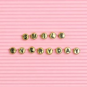 SMILE EVERYDAY beads text typography — Stock Image
