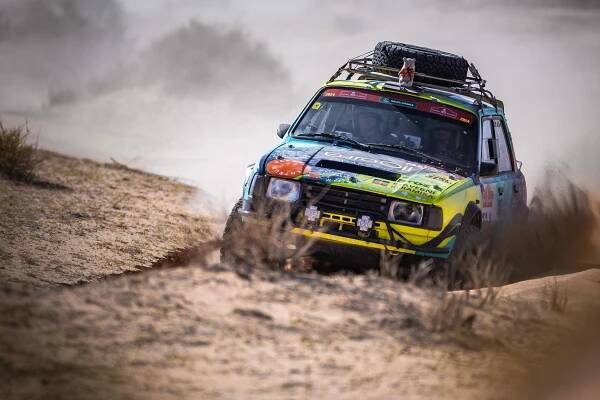 Škodovka nakonec dostala na Dakaru Classic 2024 na frak a končí. Holky v kachně nejen bavily, ale malý Citroën dojel do cíle!