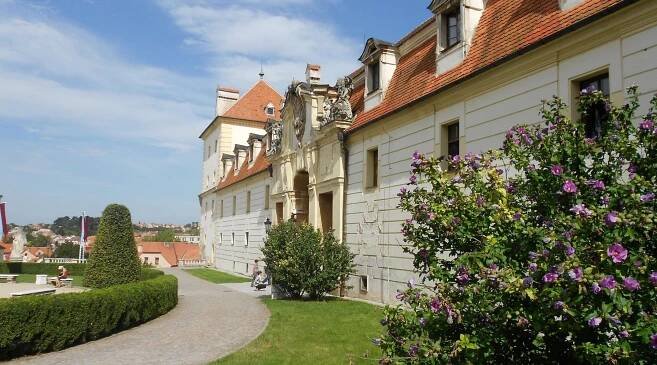vchod do Hotelu Hubertus je v pravém křídle zámku Valtice
