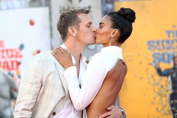 Pucker Up! Joel Kinnaman Kisses Fiancée Kelly Gale at Premiere of 'The Suicide Squad'