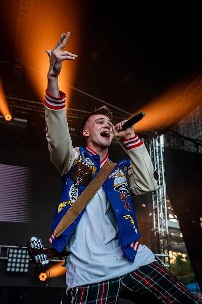 Zpěvák Mikolas Josef: Fanynky někdy reagují dost drsně, píší o sebevraždě