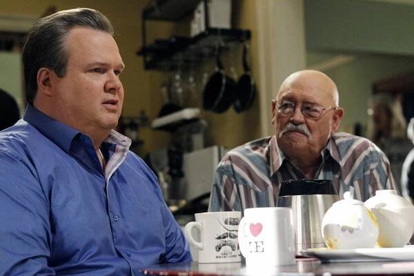 Taková moderní rodinka - Rozloučení s Waltem - Z filmu - Eric Stonestreet, Barry Corbin