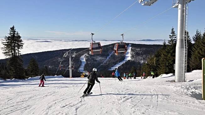 Oteplení jihočeské skiareály zatím neuzavřelo, za hranicemi otevírají všechny vleky i sjezdovky - Novinky