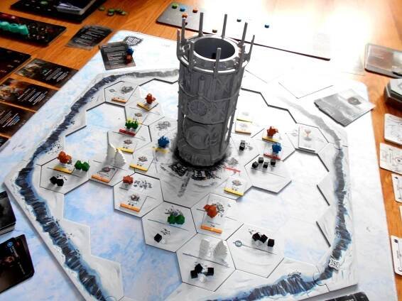 Frostpunk: Desková hra; foto: plocha, srovnání