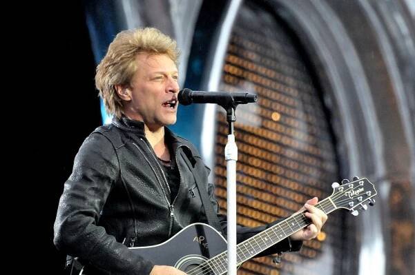 Bon Jovi z modrého cadillacu přehráli v dešti staré hity i nové album