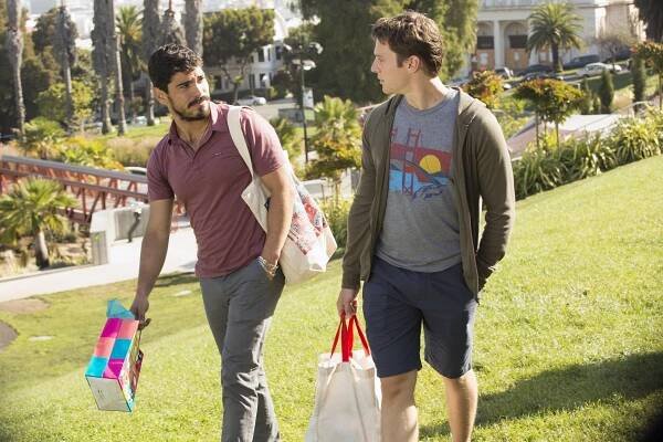 Hledání - Looking in the Mirror - Z filmu - Raúl Castillo, Jonathan Groff