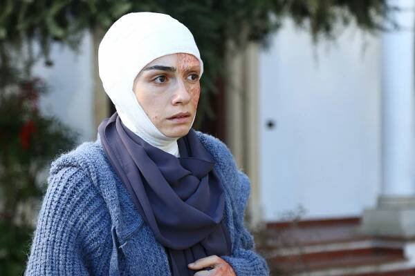 Alev Alev - Episode 11 - Z filmu - Hazar Ergüçlü
