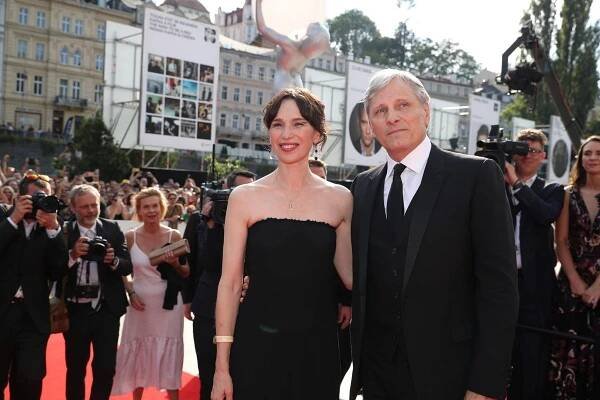 Zahájení festivalu v Karlových Varech: Viggo Mortensen a Ariadna Gil