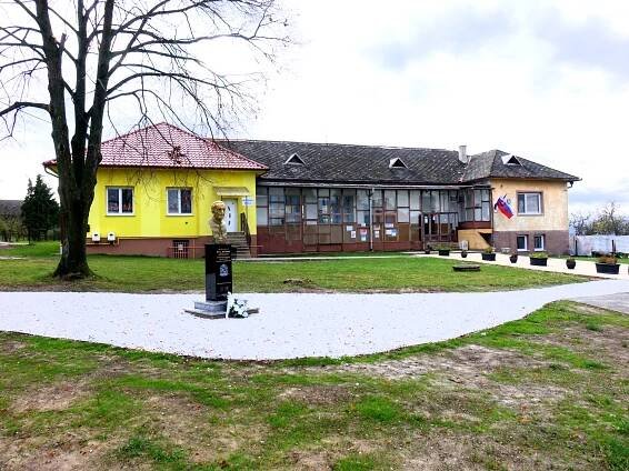 Súbor:Biskup Ján Hirka, busta. Abranovce 23 Slovakia 3.jpg