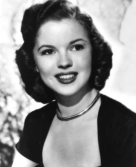 Zemřela hollywoodská star Shirley Temple (†85): První velvyslankyně USA v Praze po revoluci