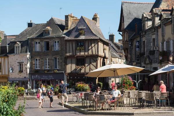 Discover the surroundings of Lorient in a converted van -