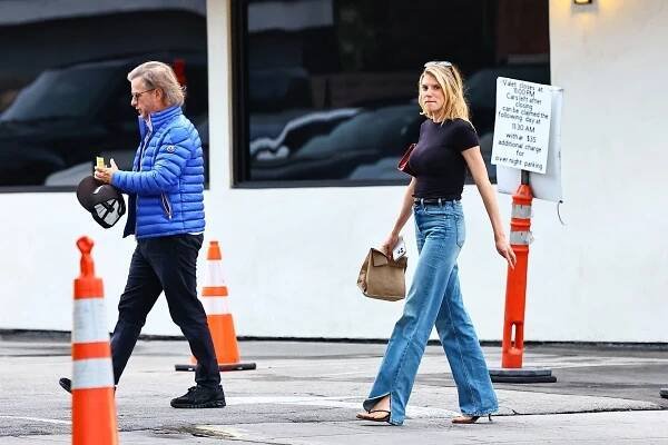 Přírodou řádně obdařená Charlotte McKinney (31) spatřena na večeři s komikem (60), který sbalil půlku Hollywoodu!
