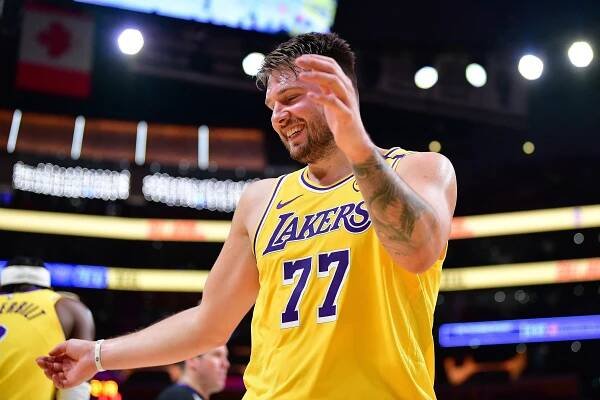 Zahrnut láskou i penězi. Dončič prodloužil o tři roky smlouvu s LA Lakers