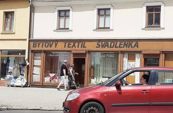 Švadlenka v Litvínově, sem jezdí nakupovat ženy z Mostu.