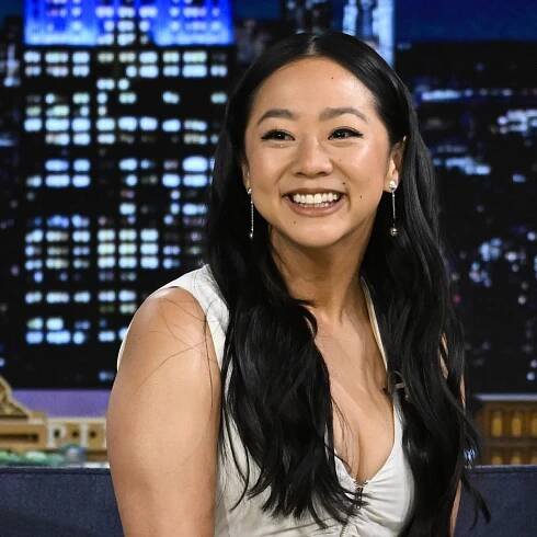 Stephanie Hsu describes watching 'Everything Everywhere All at Once' on a plane