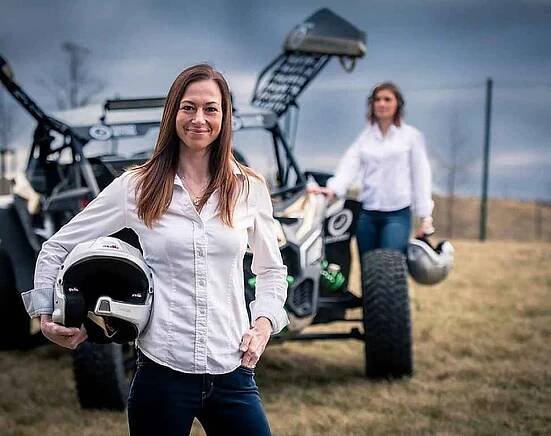Podpatky na plynu. Chtějí být první ženskou posádkou na Rallye Dakar z Česka