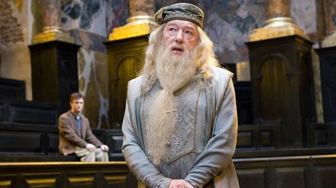 Fanoušci Harryho Pottera smutní. Zemřel představitel Brumbála, herec Michael Gambon