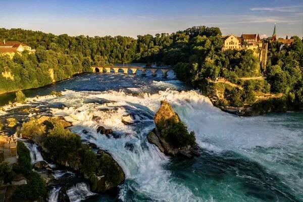2. Rheinfall – der Schweizer Wasserfall im Norden des Landes gehört zu den drei größten Wasserfällen in Europa