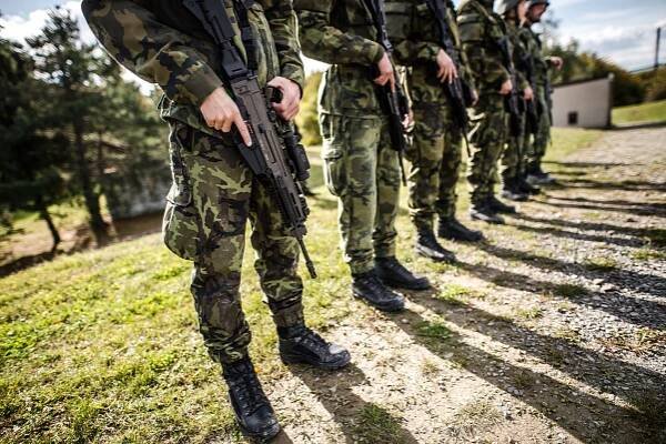Špičkový generál mohl velet české armádě, místo toho končí. Průměrní ho vypudili, kritizuje expert