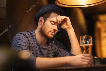 Nešťastný osamělý muž pít pivo na bar či hospodu — Stock Fotografie © Syda_Productions #75807525