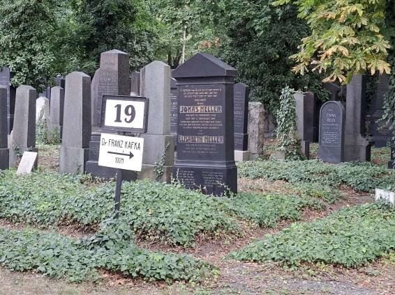 Nový židovský hřbitov - hrob Franze Kafky - Praha 3 - Sakrální architektura - Funerální (hřbitovní) památky - židovské hřbitovy