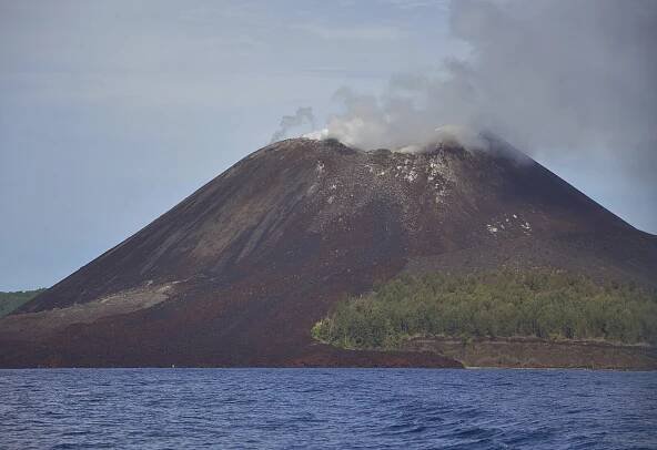 Soubor:Anak Krakatau, january 2016.jpg – Wikipedie