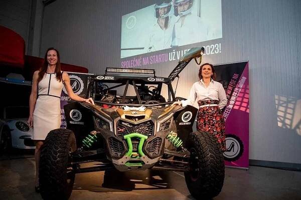 Lenka Hlavatá a Gabriela Budínová odhalují buginu, s níž se budou připravovat na Rallye Dakar 2023