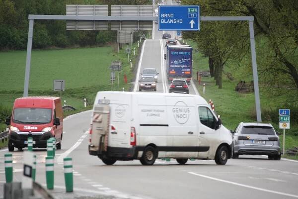 Nová křižovatka na I/43. Balisety u Sebranic nahradí kruhový objezd