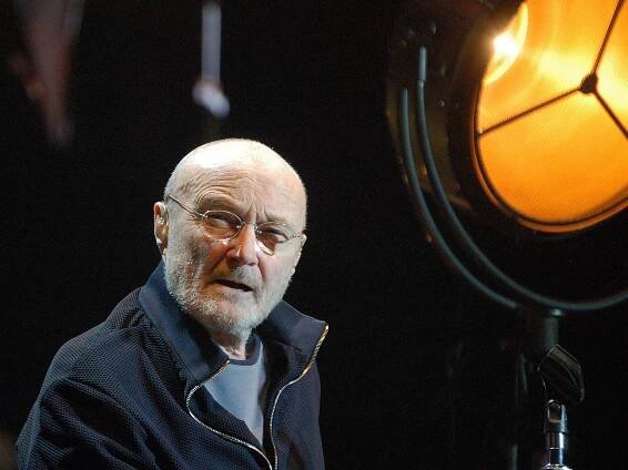OBRAZEM: Phil Collins vsedě, ale naživu