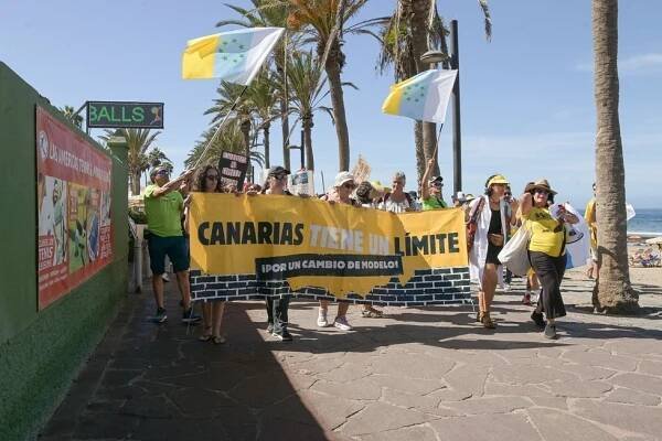 Potíže na slunném Tenerife: Místní mají plné zuby turistů, došlo už i na zapalování aut