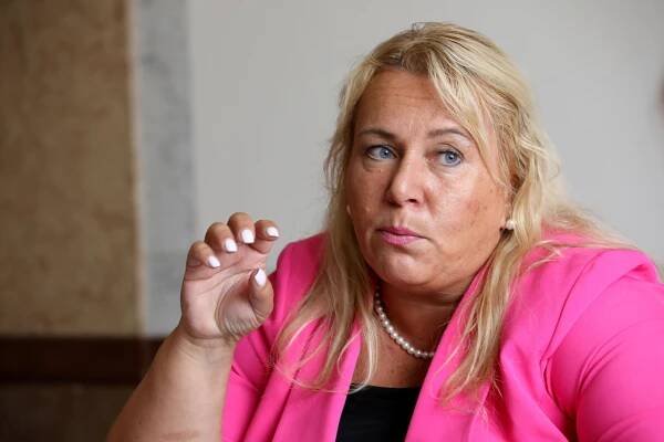 Budeme doma, užijeme si to tady a porazíme vir, vysvětluje Dostálová dvě miliardy na kampaň na dovolenou v Česku