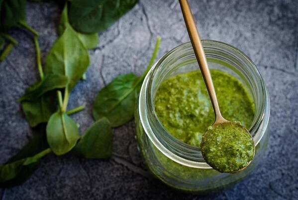 Z čeho připravit zelené pesto? Které listy použít do snadné zelené omáčky